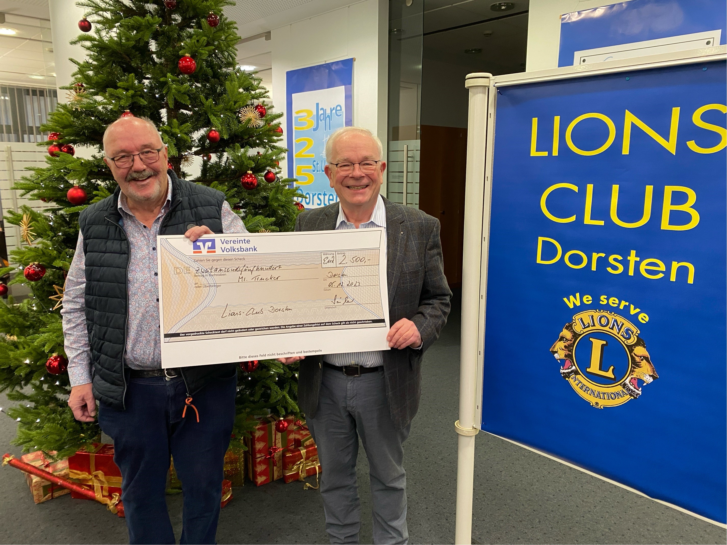 Auch in diesem Advent spendete der Lions Club Dorsten wieder für soziale Organisationen in Dorsten. Neben der Tafel und dem Kinderschutzbund erhielt die Mr. Trucker Kinderhilfe eine Zuwendung in Höhe von 2.500 €. Danke für die großzügige Unterstützung.