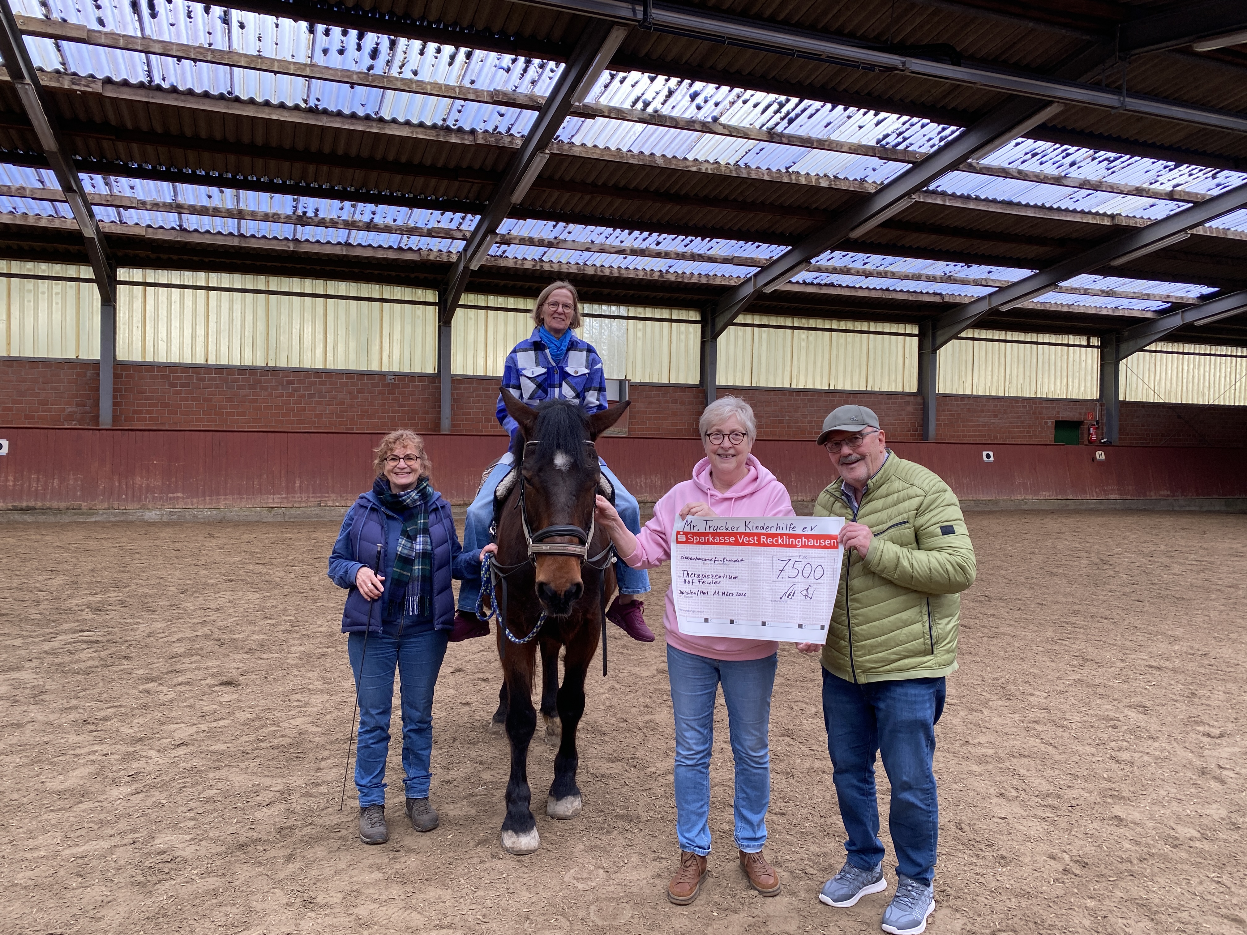 7.500 € überreichte der Vorsitzende der Mr. Trucker Kinderhilfe, Norbert Holz, an Barbara Lau, Leiterin des Therapiezentrums Hof Feuler in Marl. Der Betrag ist für behinderte Kinder bestimmt, deren Eltern die Therapie nicht finanzieren können. Seit Beginn der Kooperation vor rd. 30 Jahren sind dem Therapiezentraum mehr als 175.000 € zugeflossen.