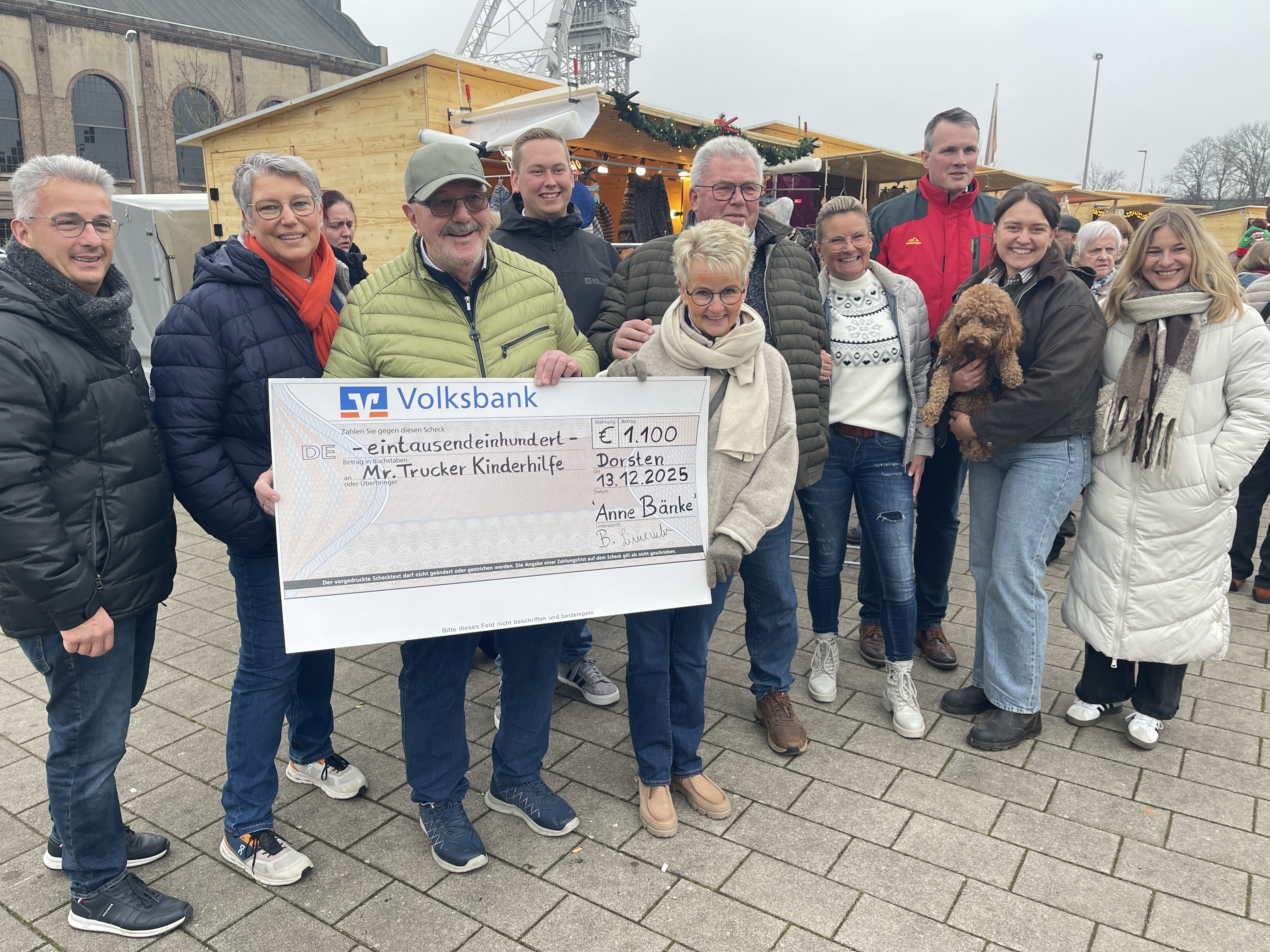 Eine großzügige Spende überreichten am Rande der Eröffnung unseres Weihnachtsmarktes Eheleute Linneweber und Kornelia Columbus-Mohr aus Schermbeck. Der stolze Betrag war durch Spenden der Gäste beim Essen und Trinken zum diesjährigen Saisonabschluss von anne Bänke zusammengekommen. Herzlichen Dank!